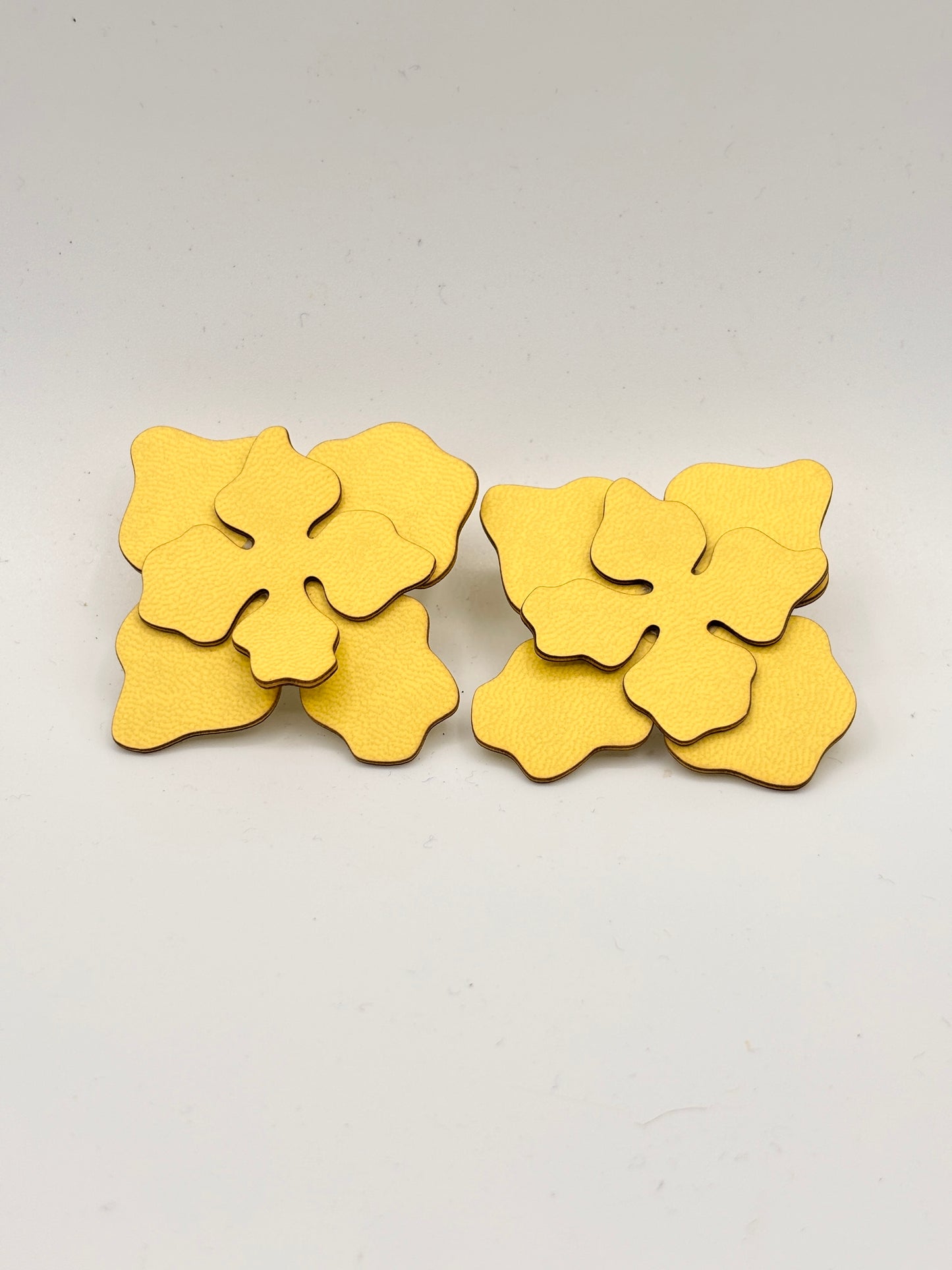 PETAL EARRINGS - Black