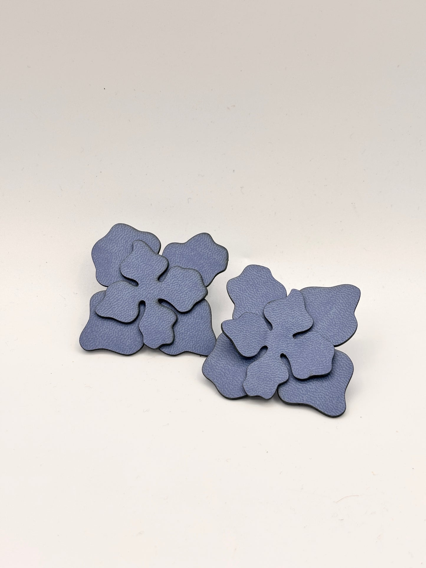 PETAL EARRINGS - Black