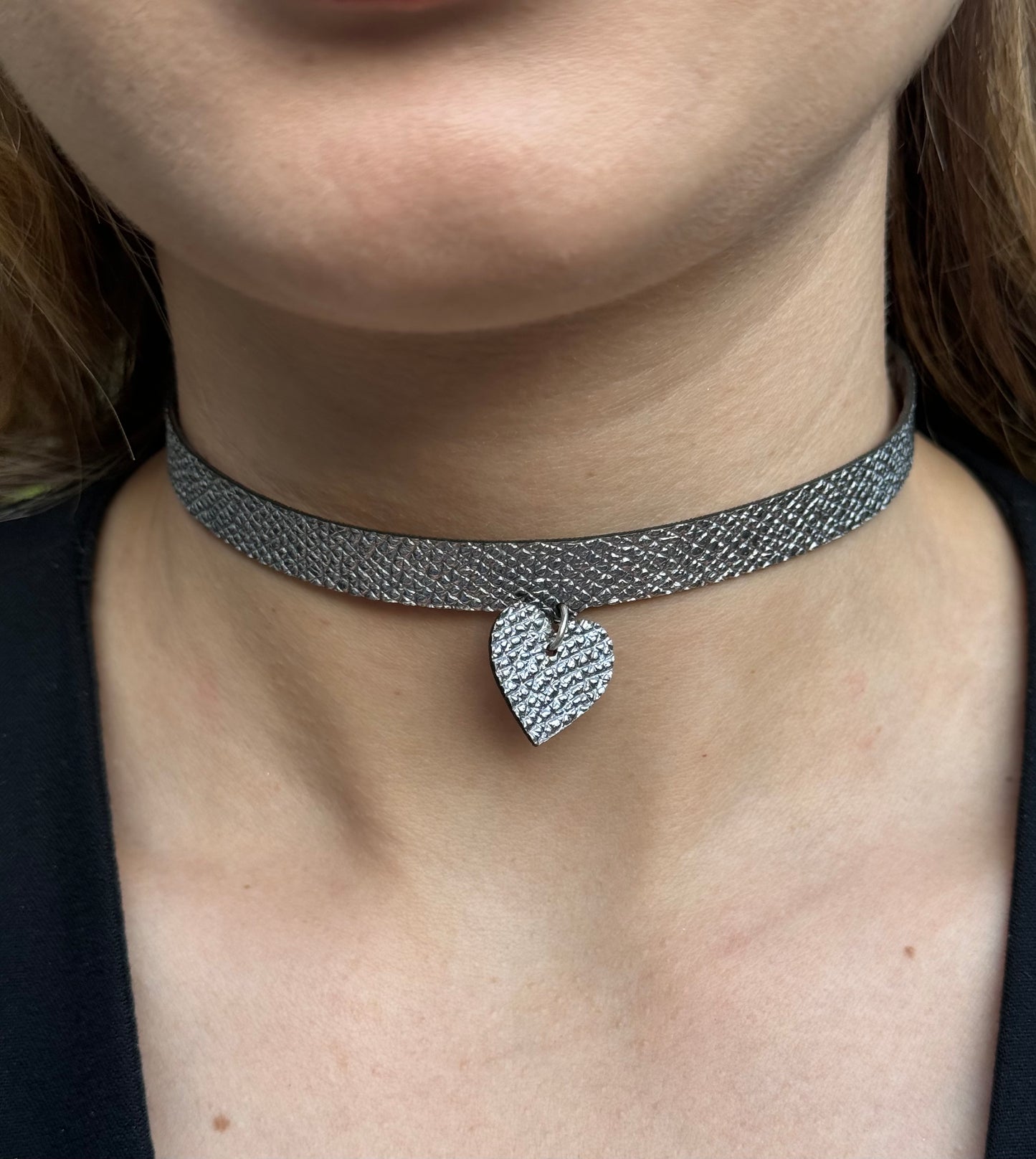 Collana CHOCKER con ciondolo cuore  - Grigio Martellato