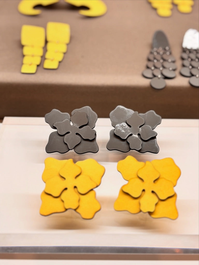 PETAL EARRINGS - Black