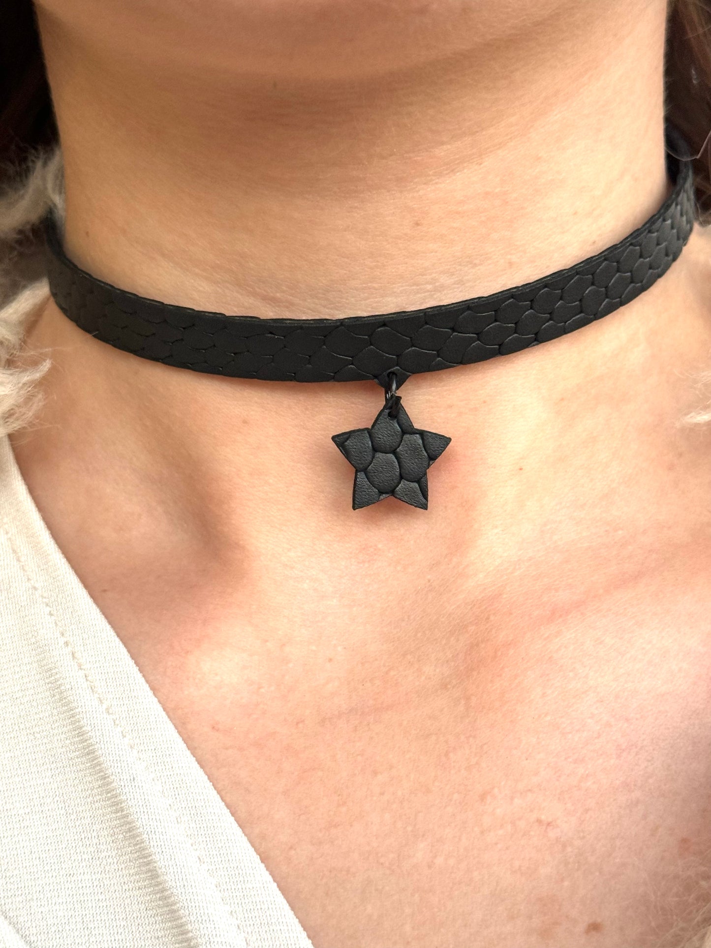 Collana CHOCKER con ciondolo stella  - Nero Rettile Mat